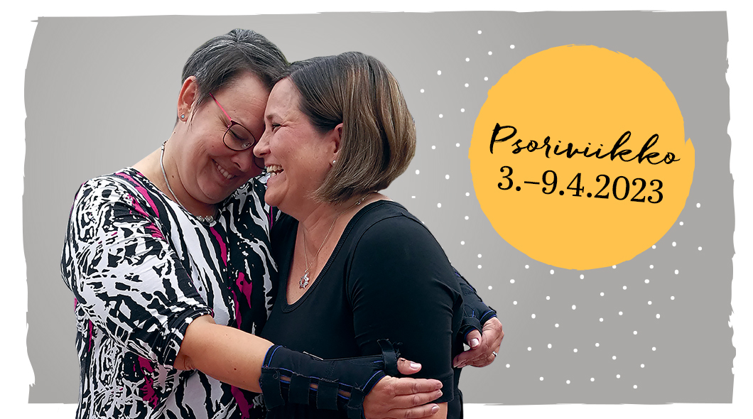Kaksi naista halaavat. Pallurassa lukee Psoriviikko 3.-9.4.2023.